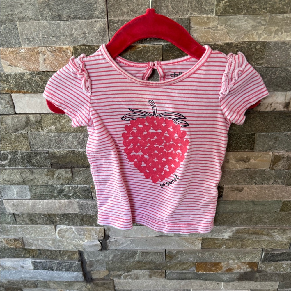 🔴$3 bundle only 🔴Carters 6-9 months Pink Striped Strawberry top